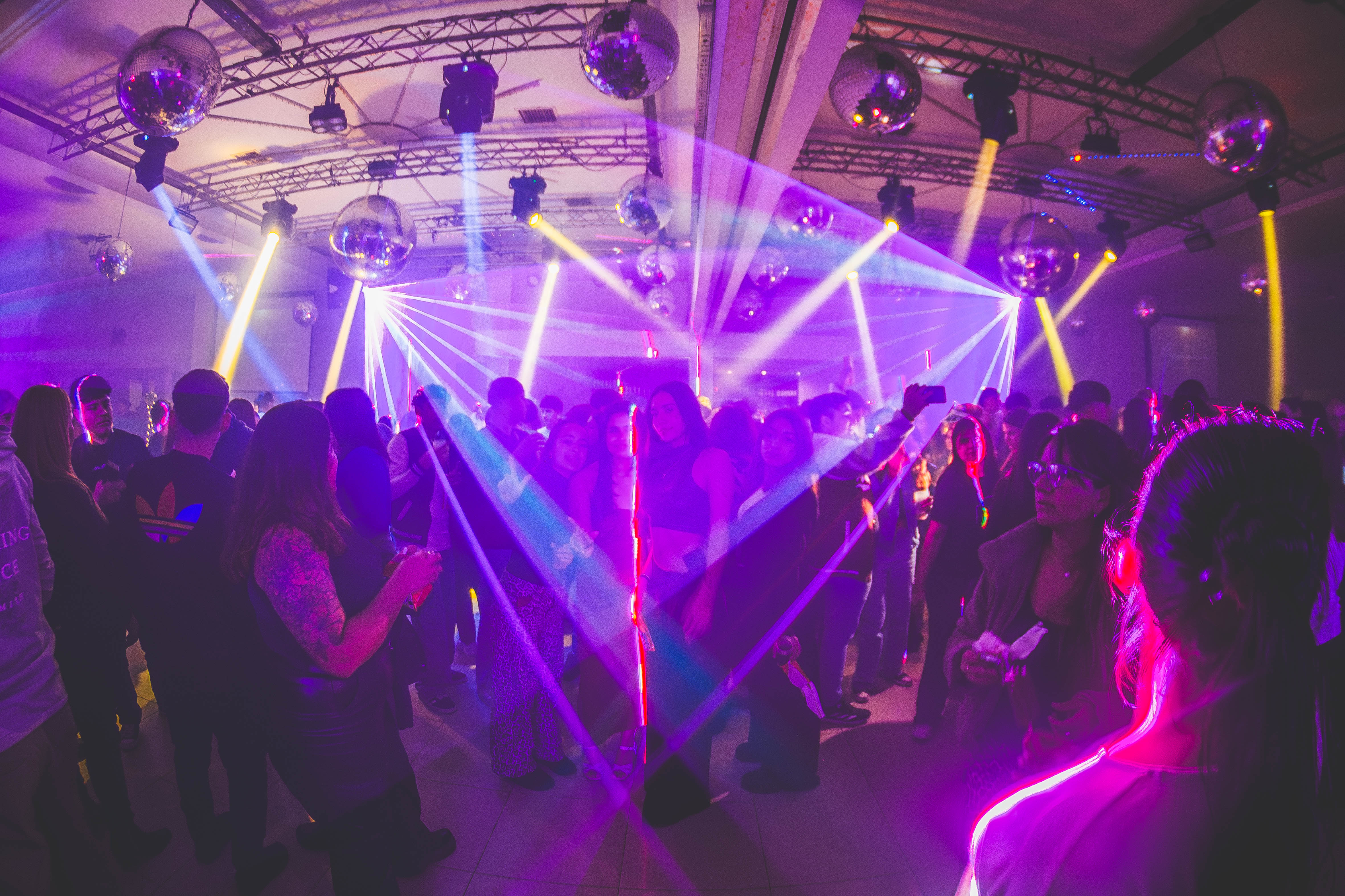 Fiesta con cabezales móviles, láser y pista llena de invitados