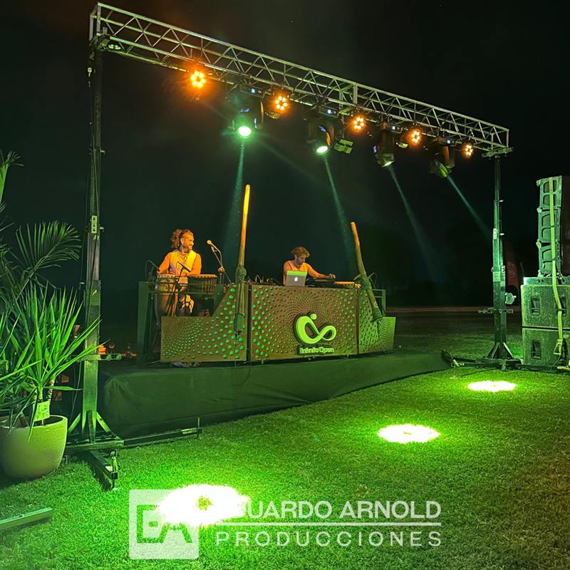 Escenario con estructura de truss y sistema de sonido