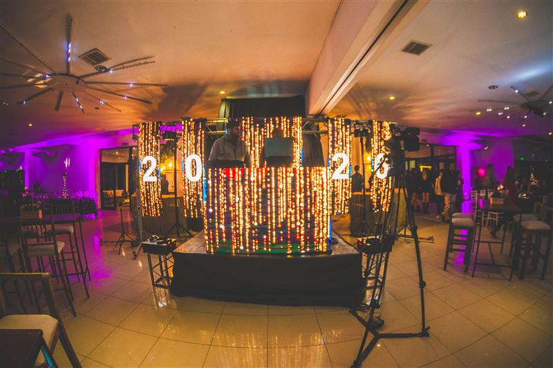 Cabina de DJ con cortina de luces LED en un salón